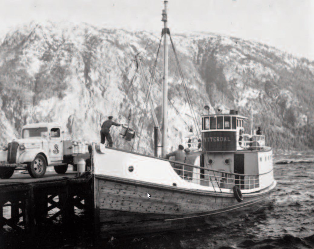 MB «Ytterdal» ved meierikaia på Stranda. Eigar var Jon Ytterdal, og i fjordbygdene vart båten difor kalla Jonbåten. I tillegg til mjølkespanner frakta båten også folk og andre varer. Var i drift frå 1931 til 1959