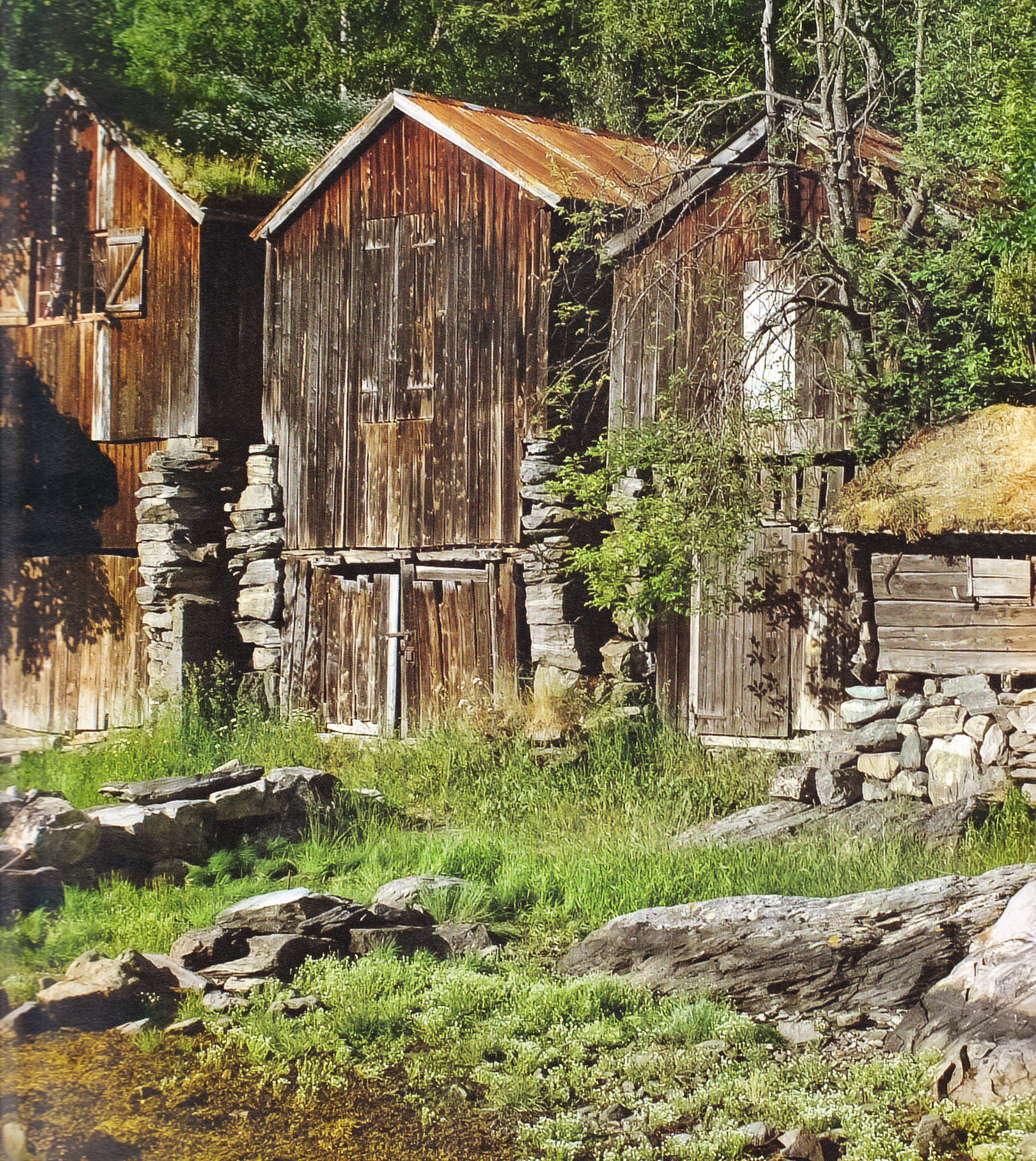 Gamle naust i flere etasjer. Geiranger. Foto: Peder Otto Dybvik