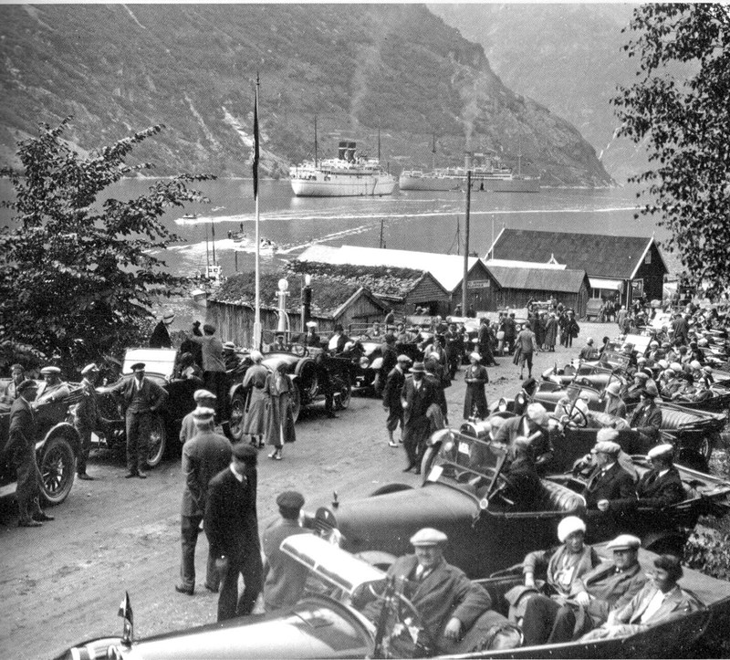 Geiranger 1932 turister.jpg