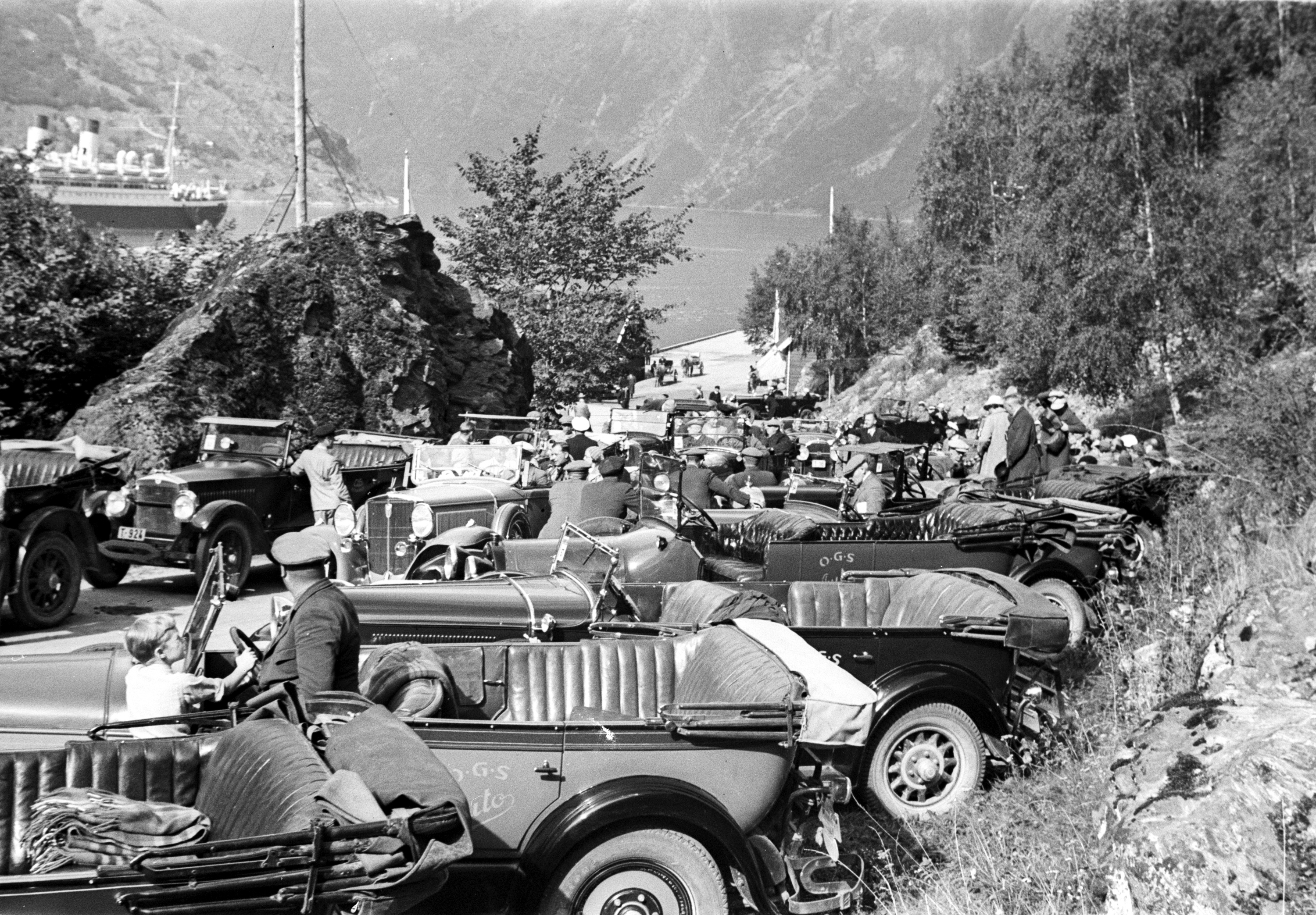 Bilene klare i Geiranger 1937.jpg