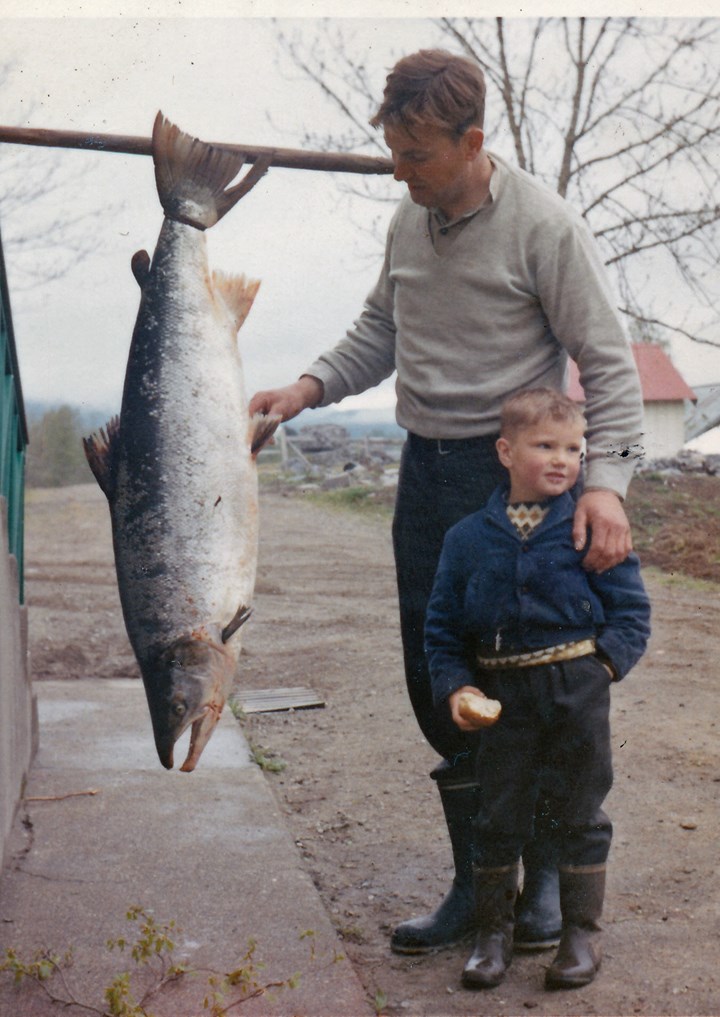 Lars Valde med sorlaksen.jpg